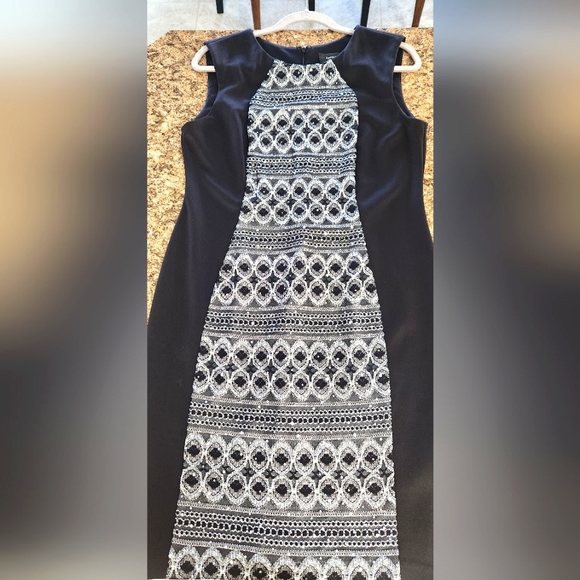 Lovely sheath dress - Picture 1 of 3